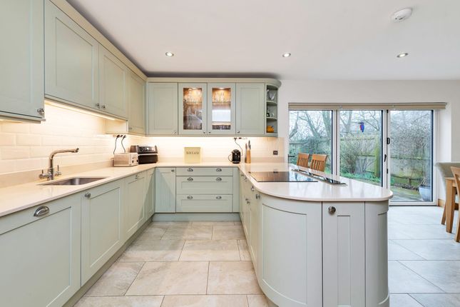 4 St. James Court, Royston photo 3