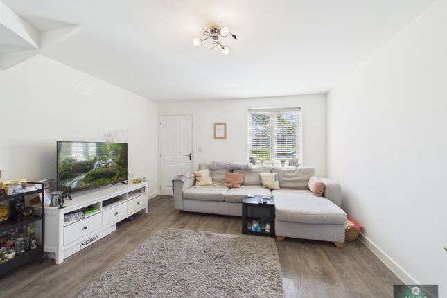23, Emerald Road, Crawley photo 3