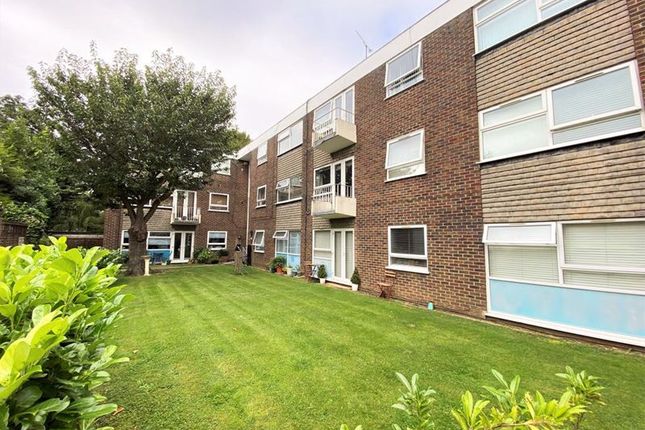 Thumbnail Flat to rent in Hutton Road, Shenfield, Brentwood