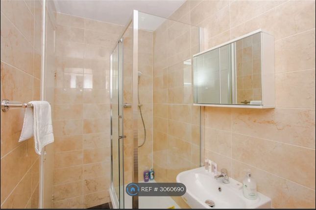 Flat, Carteret House White City Estate, London photo 5