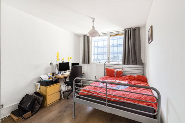 Flat to rent in Upper Ground, Waterloo, London