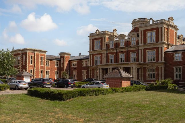 1-bed flat on Flat 60 Victoria Court, Royal Earlswood Park, Redhill, £290,000