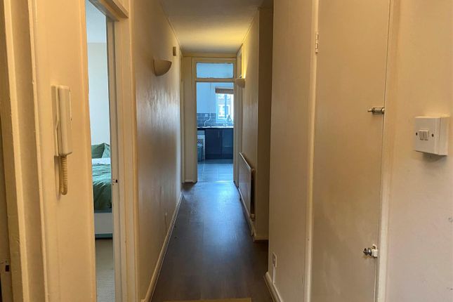 Flat for sale in Aplin Way, Osterley, Isleworth