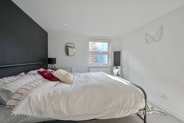 Flat to rent in Valetta Road, Chiswick, London