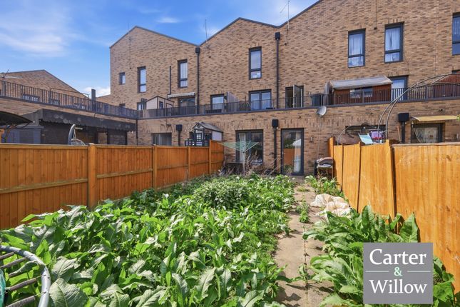 16, Baynes Crescent, Dagenham photo 3