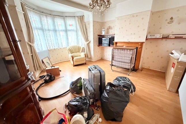 34, Adelaide Gardens, Chadwell Heath photo 5