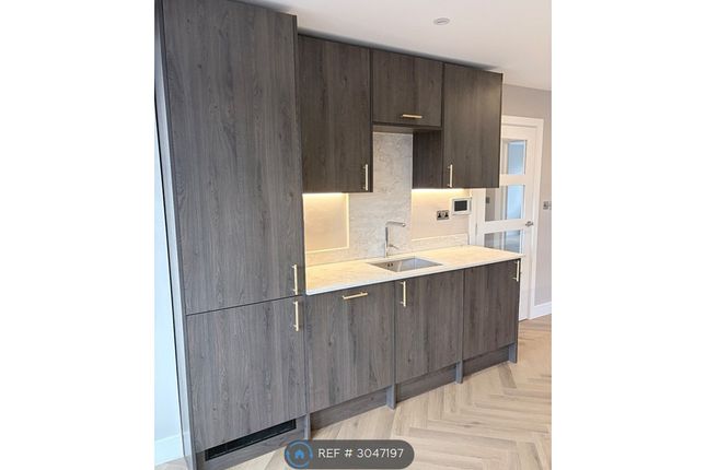 Flat, Park Avenue North, London photo 3