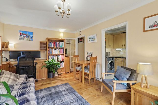 Flat 9, Burton Court Summer Road, Thames Ditton photo 2