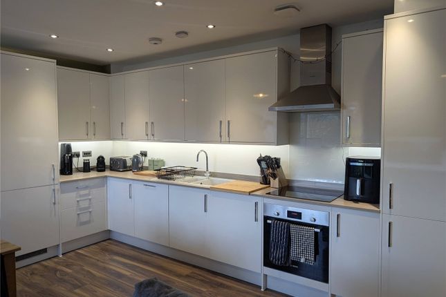 PRIVATE SO- Flat 17, Redlands House,, Arnett Avenue, Wokingham photo 2