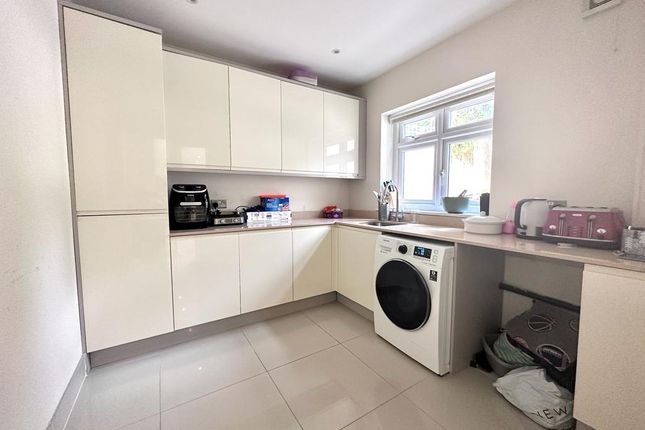 Detached house to rent in Park Road, New Barnet, Barnet