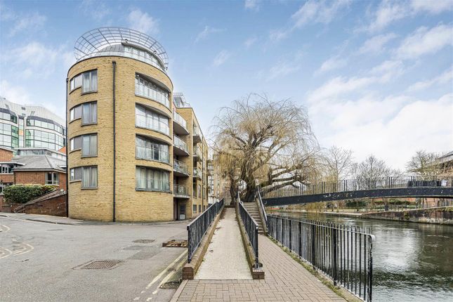 Flat for sale in Oyster Wharf, Crane Wharf, Reading