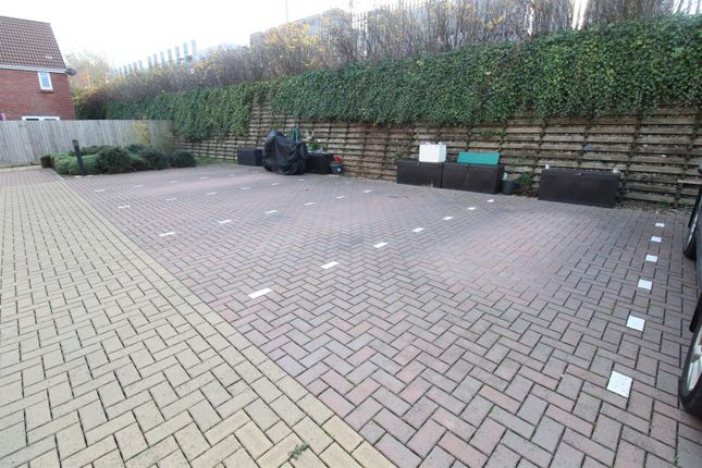 42, Jubilee Close, Crewkerne photo 3
