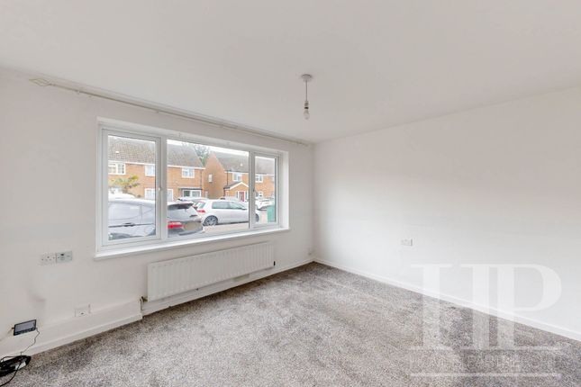 4 Tennyson Close, Crawley photo 2