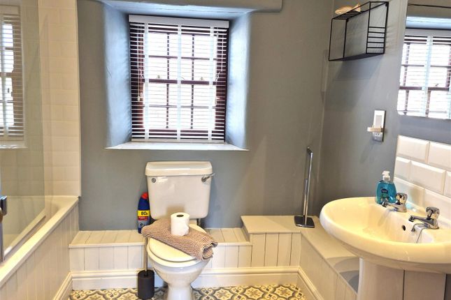 Bathroom 1.Jpg