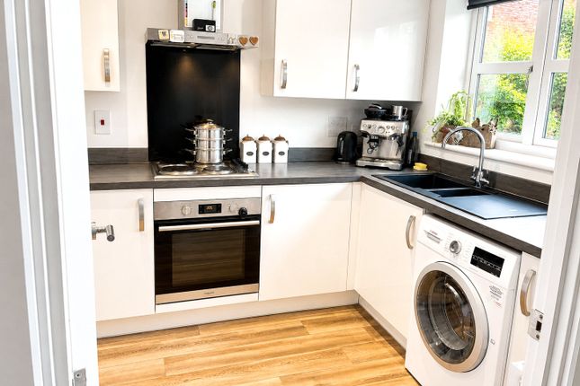 SNG SO, 22, Greenacre Place, Berkshire photo 3