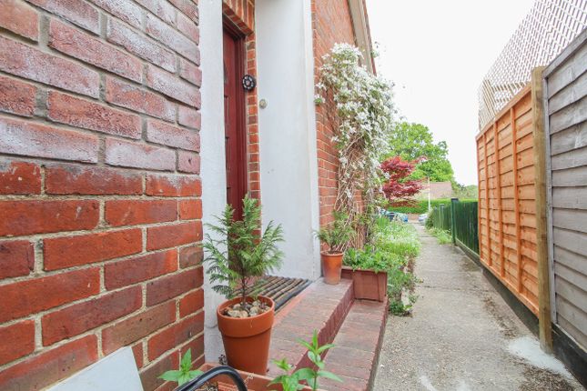 Thumbnail Bungalow to rent in Haven Close, London