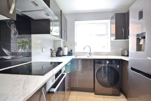 Flat 12, Poynder Lodge London Road, Isleworth photo 3