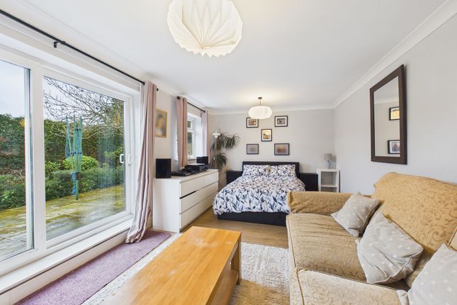 5 Keats Close, High Wycombe photo 4