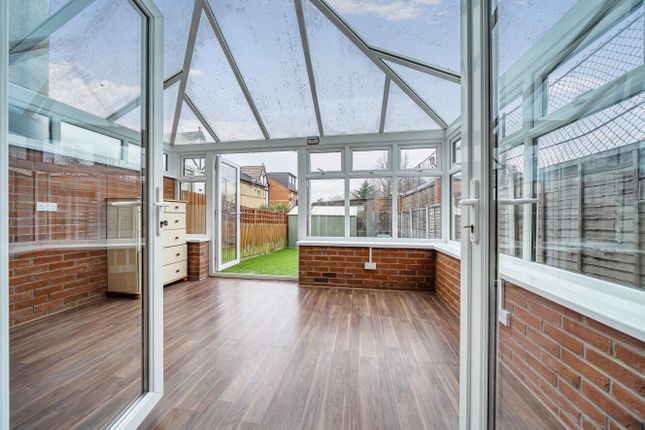11, Gittens Close, Bromley photo 3
