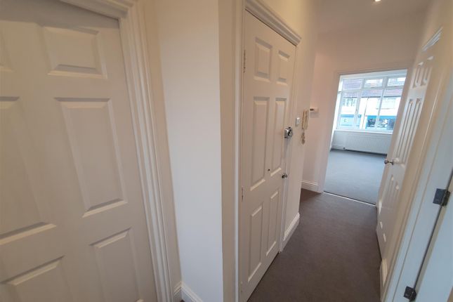 Flat to rent in Banstead Road, Carshalton