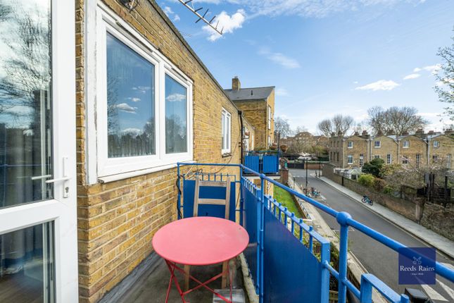 Flat 24 Kempe House,, Burbage Close, London photo 4