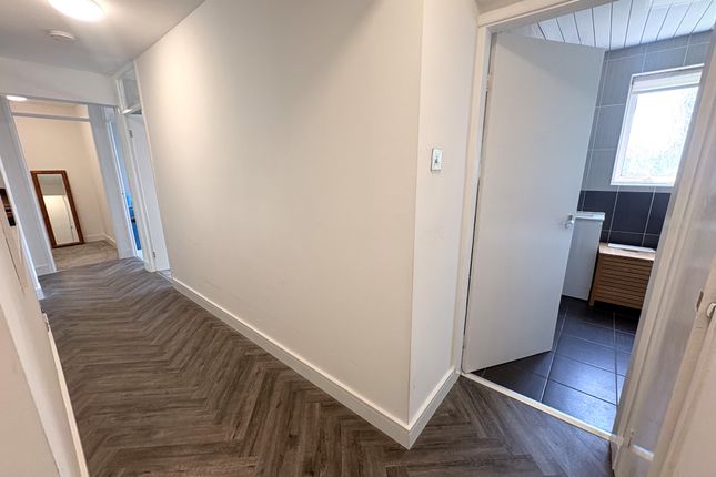 21, Hearsall court, Coventry photo 3