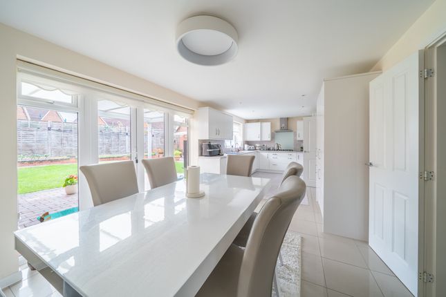 59, Whittaker Drive, Surrey photo 2