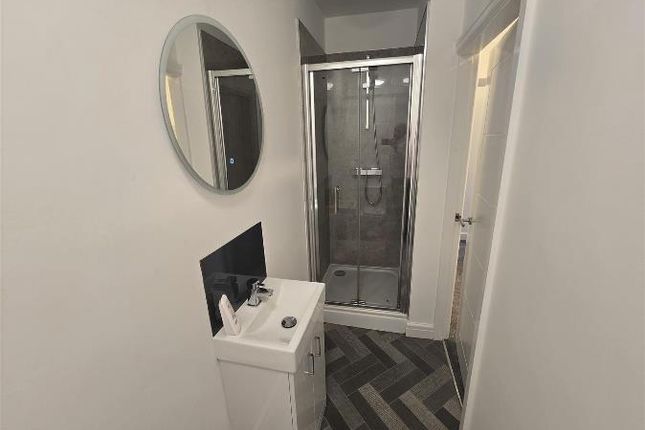 Flat 4, 22, Wood Street, Ashton-Under-Lyne photo 5