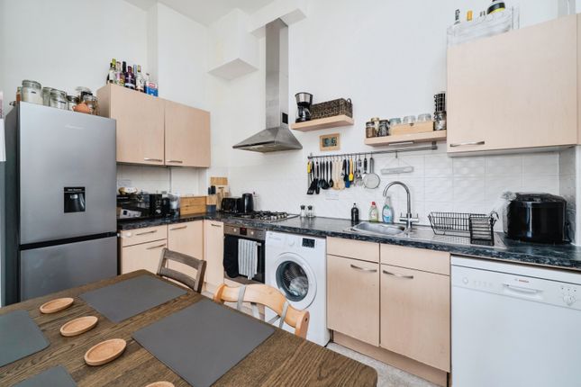 Flat 18, Birch Court,, Park View Road, Surrey photo 4