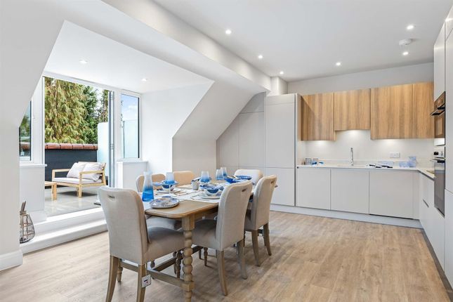 7, Mclaren Court, Fetcham KT22 photo 4