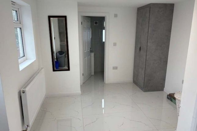 Blumfield Crescent, Burnham photo 3