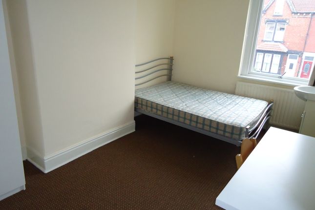 16, Cross Flatts Drive, Leeds photo 5