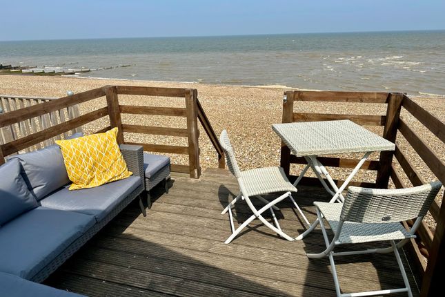Hut 17, Harbour Beach, Whitstable photo 2
