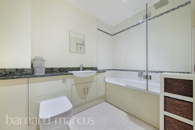 Flat for sale in Courland Grove, London