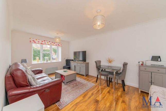 3, Yew Tree Court, Borehamwood photo 2