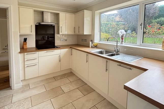 16 Drews Court, Gloucester photo 2