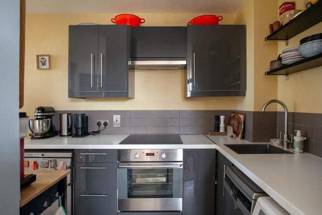 Flat 21, Solarium Court, 105 Alscot Road, LONDON photo 4
