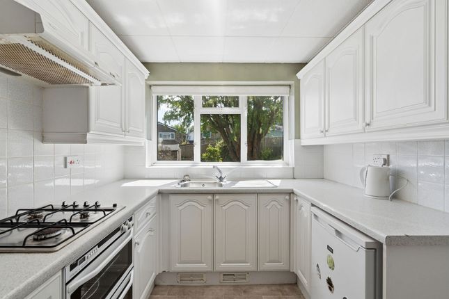 25 Warren Wood Drive, High Wycombe photo 4
