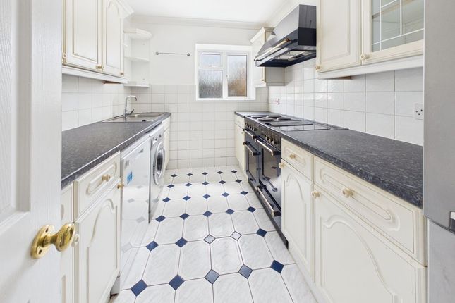 14 Shaw Court, Ninehams Road, Caterham photo 4