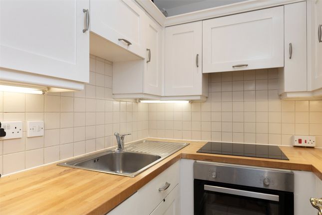 Second Floor Flat, 9, Ovington Square, London photo 4