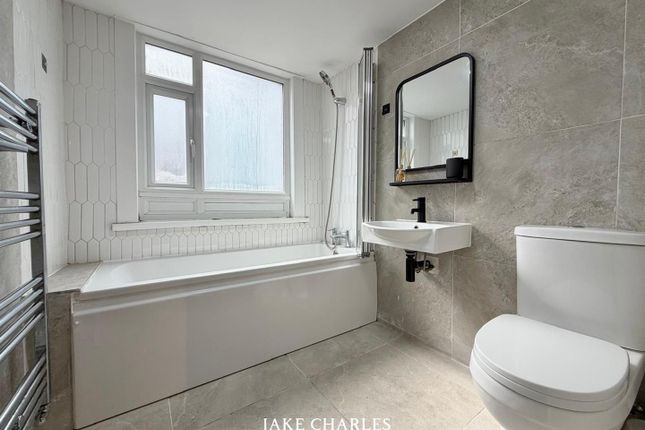 Room 4, 121A, Wandsworth High Street, London photo 3