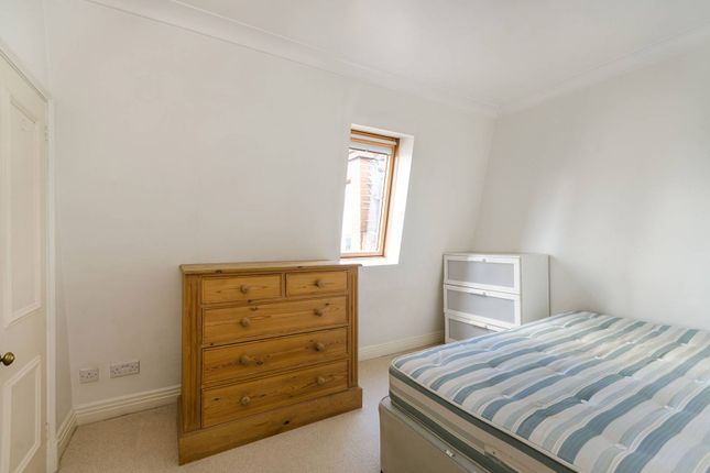 Flat to rent in Courtfield Road, South Kensington, London