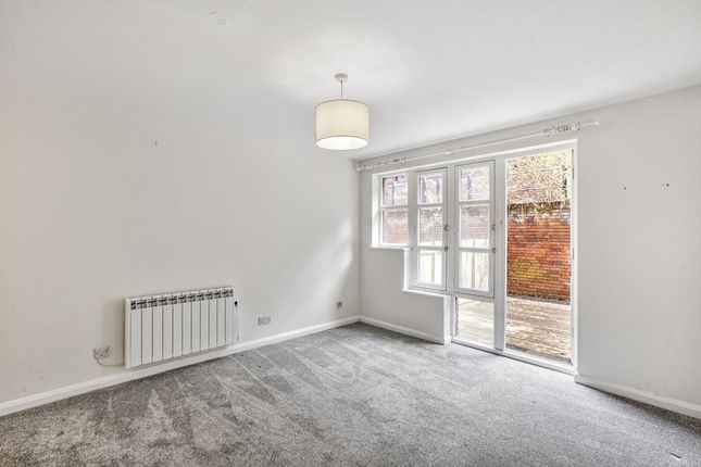 1-bed flat on 7, Garden Terrace, London, £400,000