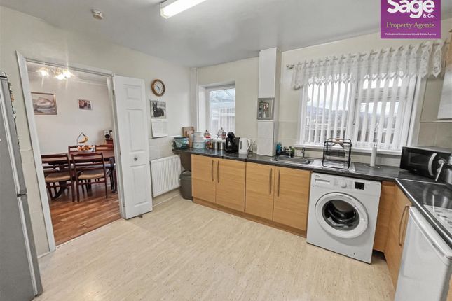 118, Brynglas, Hollybush Cwmbran photo 4