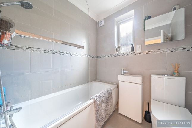 15a Lodge Avenue, Romford photo 4