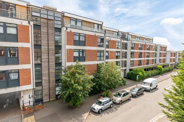 Flat for sale in Victoria Avenue, West Molesey