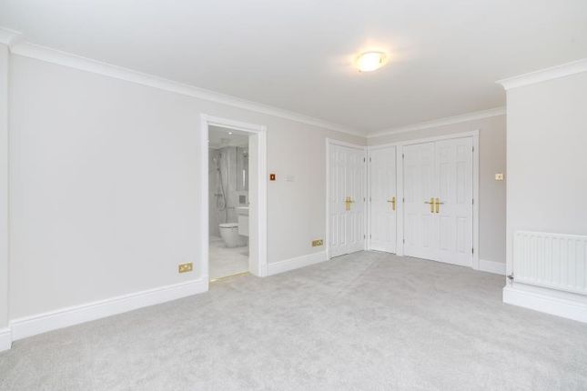 Flat to rent in Elgin Place, St Georges Avenue, Weybridge