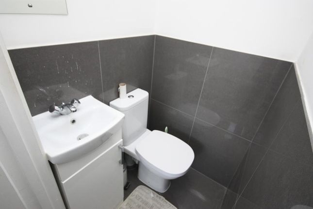 61, Brassie Avenue, London photo 3