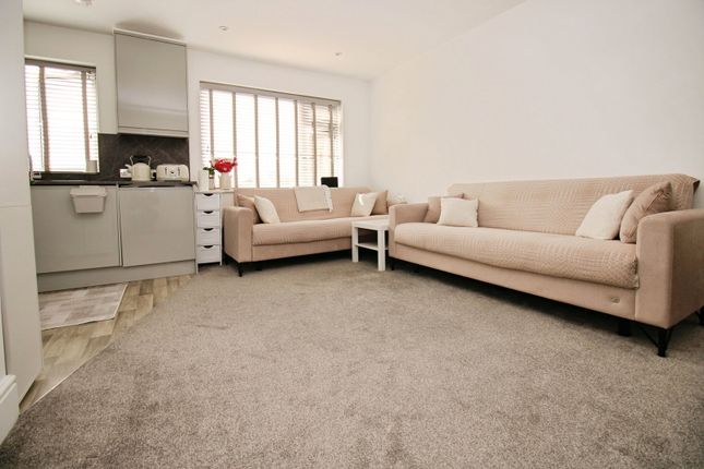 85b, Hutton Road, Brentwood photo 2