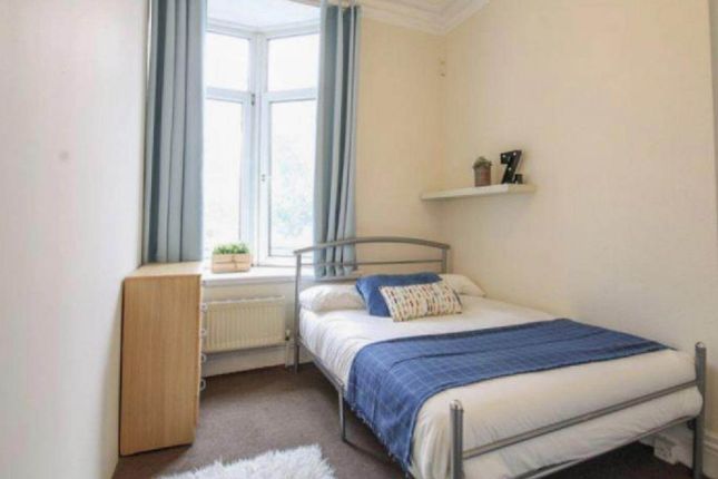 Bright double bedroom in a 9-bedroom flat, near Kilburn tube station, 239, Kilburn High Road, London photo 2
